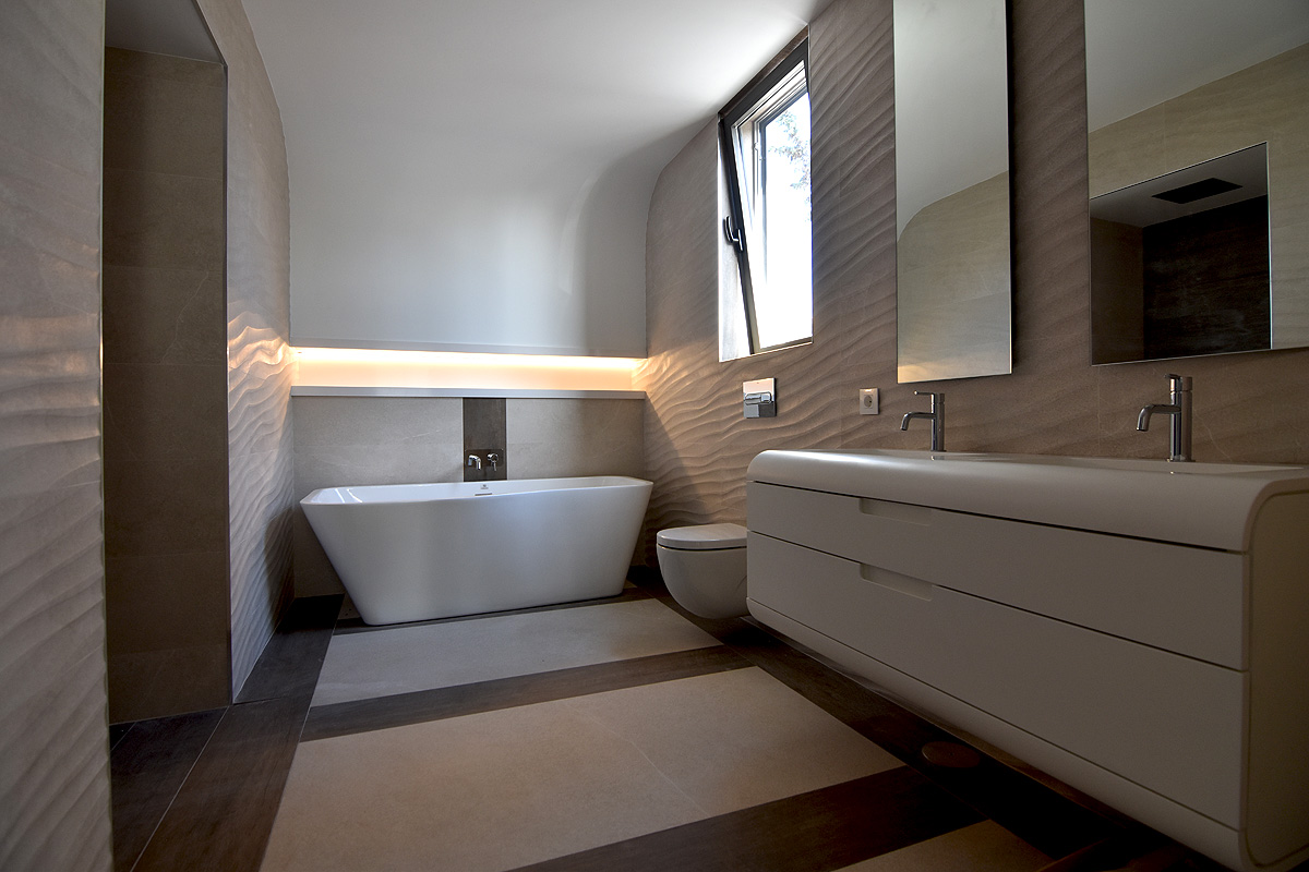 A-BEST-Bathroom-2-with-curves