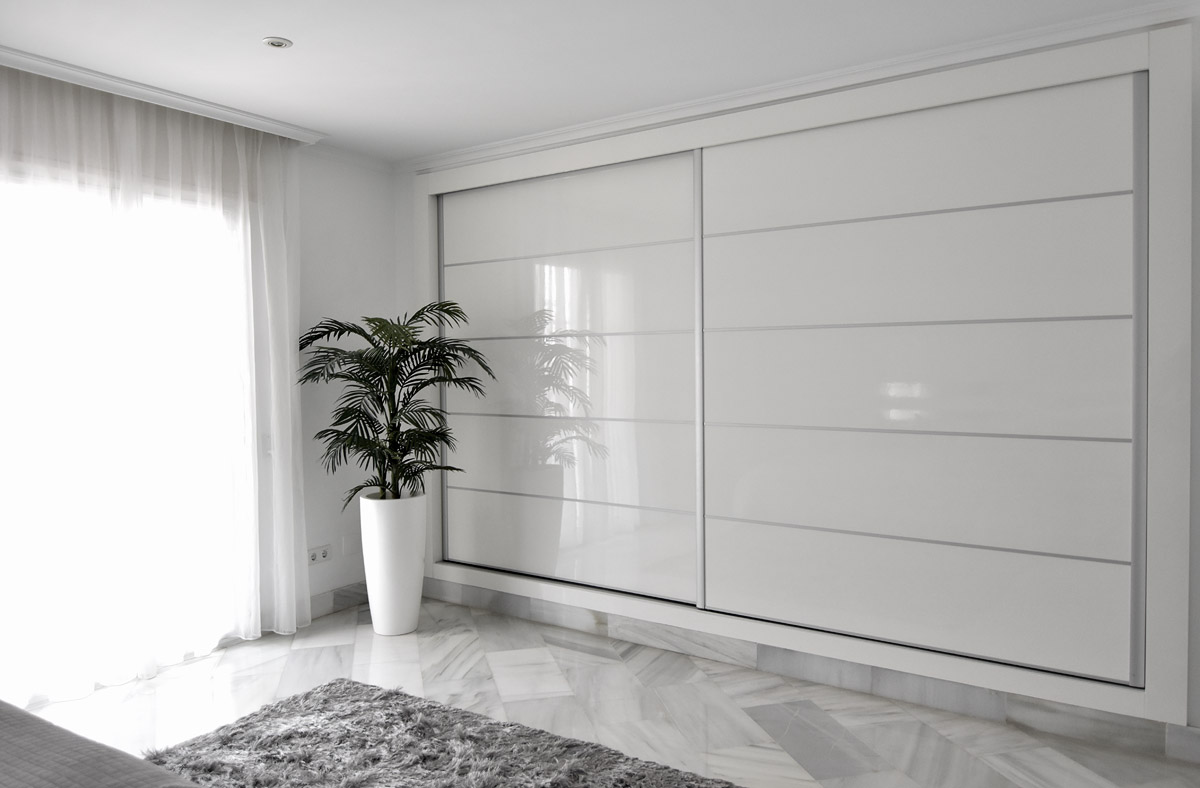 Gloss-sliding-wardrobesMarbella-bedroom-Palm-1