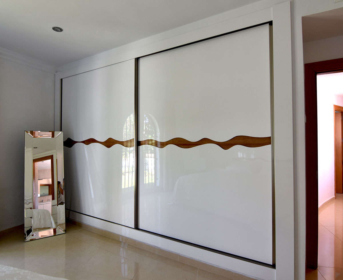 Hign-gloss-White-woodgrain-sqwiggle-marbella-wardrobe-sliding